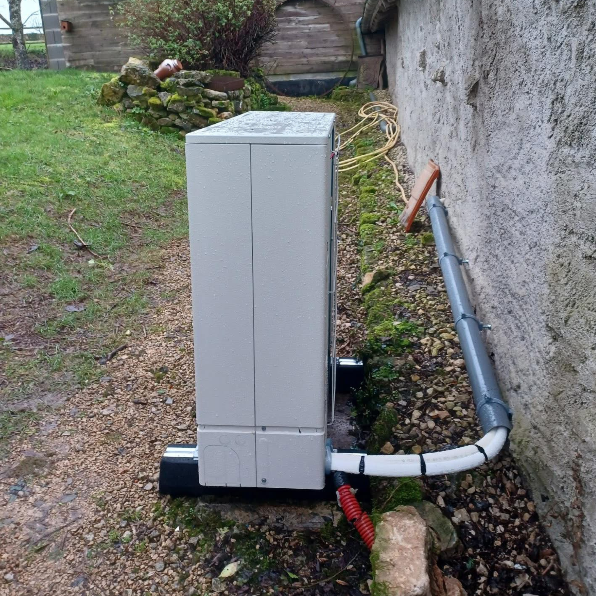 Installation de pompe à chaleur réalisée par la SARL Garcin chauffagiste à Niort dans les Deux-Sèvres